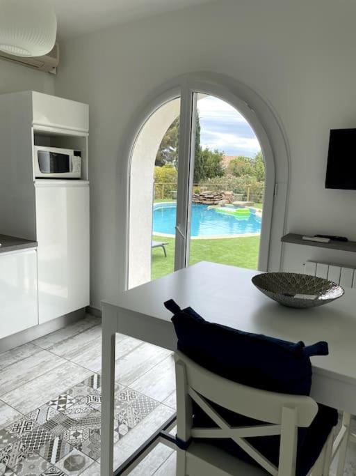 Villa La Quietude Ле Исамбр Екстериор снимка