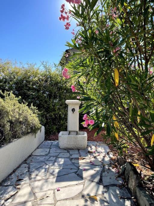 Villa La Quietude Ле Исамбр Екстериор снимка